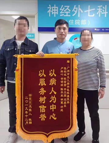 患者，男，57岁。七个月前“双侧大面积脑梗塞”，行“双侧去大骨瓣减压术后”。入院后联合内科药物及术后康复、物理等综合治疗，恢复满意。